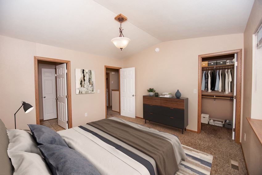 Whispering Woods Apartments, 4913 S Graystone Ave, Sioux Falls, SD